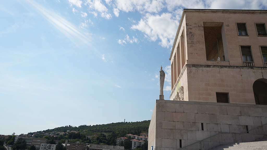 vista della statua Minerva, edificio centrale UniTS